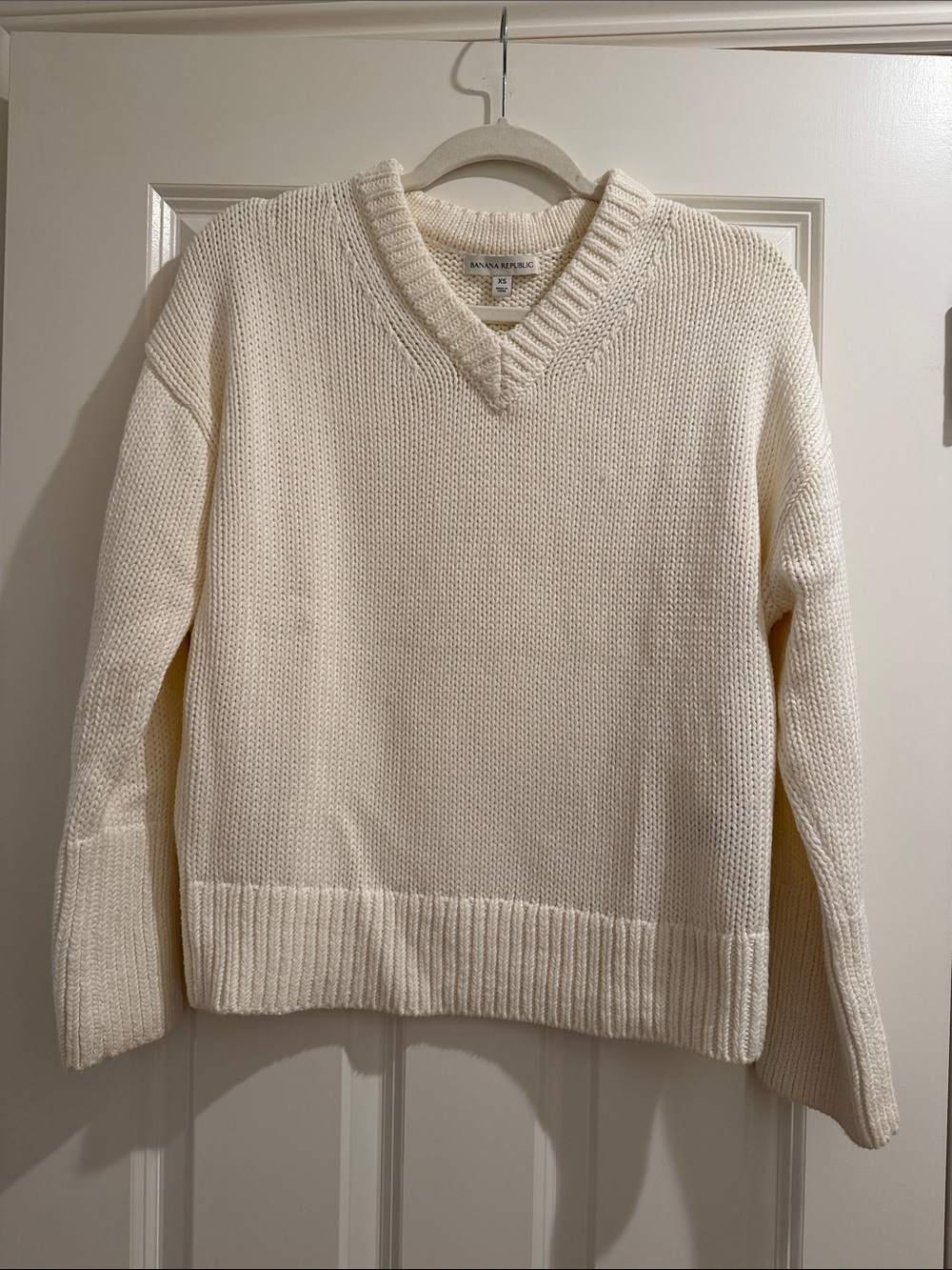 Banana Republic Ivory V-Neck Knit Pullover